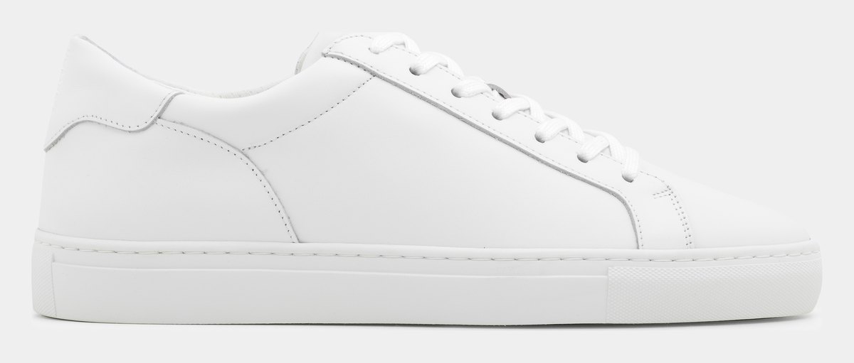 Del Pepe Basic Sneaker aus weißem Leder in der Seitenansicht — eigene Marke, Druck inklusive